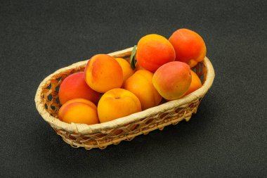 Taze, tatlı, birkaç kayısı meyvesi.