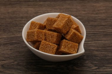 Kahverengi baston şeker yavruları kasede