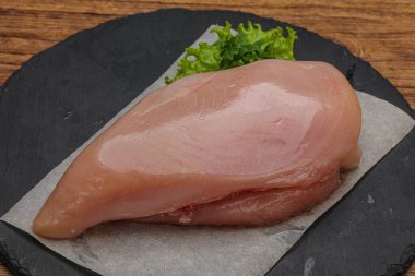 Pişirmek için çiğ tavuk göğsü.