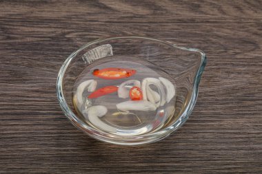 Acı biber ve sarımsaklı Vietnam sirkesi sosu.