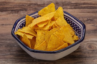 Meksika mısır cipsi üçgen yığını.