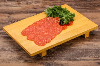 İtalyan spycy pepperoni sosis dilimleri.