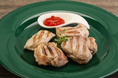 Domates soslu ızgara domuz filetosu kekik servis edilir.