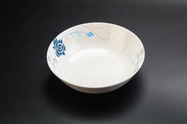 Mutfak için renkli boş kase izole