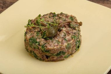 Kaparili çiğ tartar atıştırmalığı.