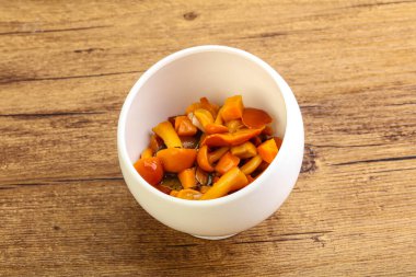 Baharatlı salamura bal mantarı kasede.