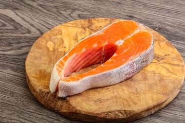 Pişirmek için çiğ somon bifteği.