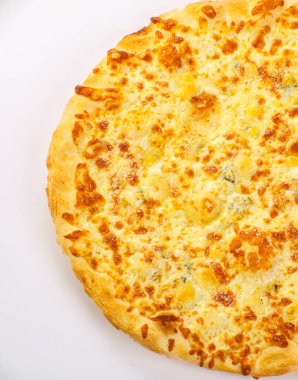 Dört peynirli İtalyan geleneksel pizzası.