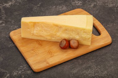 Tahtanın üzerinde fındıklı parmesan peyniri.