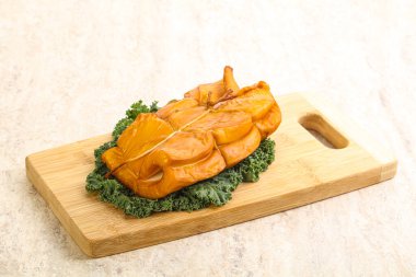 Tütsülenmiş kalamar aperatifi izole edilmiş.