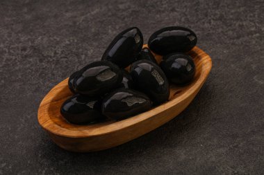 Kavanozda salamura siyah zeytin
