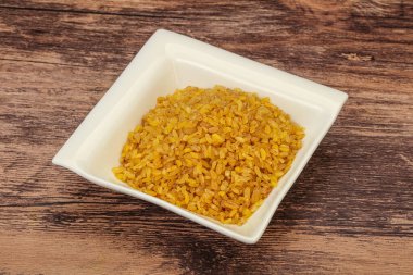 Vejetaryen mutfağı. Kasede pişirmek için kuru bulgur.