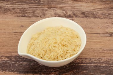 Tabakta çiğ Hint basmati pilavı