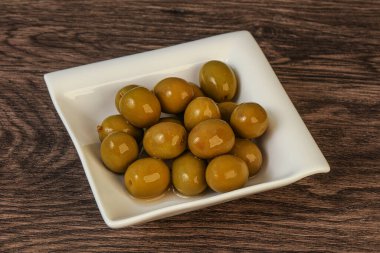 Kavanozda yeşil zeytin turşusu