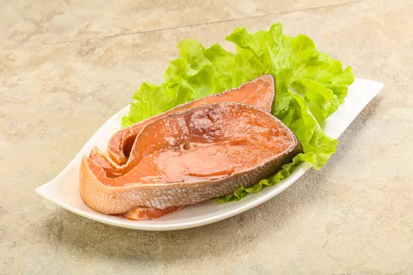 两片粉红色鲑鱼排沙拉叶 — 图库照片