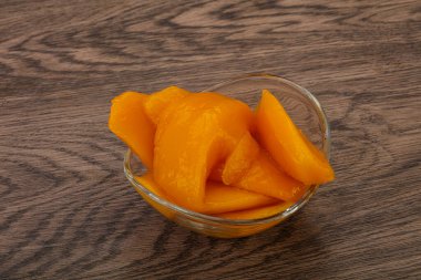 Şuruplu tatlı mango dilimleri.