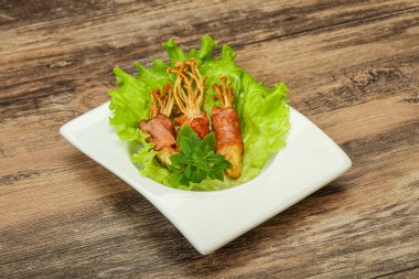 Kızarmış enoki mantarı ve domuz pastırması fesleğen yaprağı.