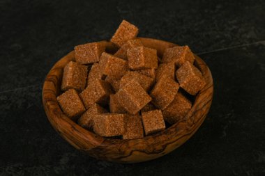 Kahverengi baston şeker yavruları kasede