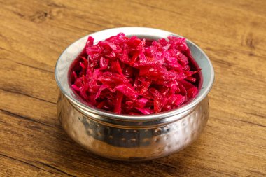 Kasede pancar kökü olan marine edilmiş kırmızı lahana.