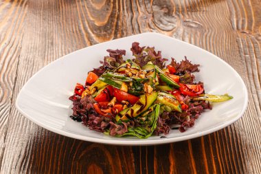 Sebzeli salata, domates, salatalık ve balsamico. 