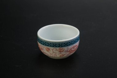 Çay için boş Çin bardağını temizle.