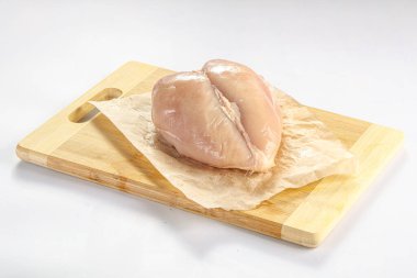 Çiğ tavuk göğsü pişirmek için izole.