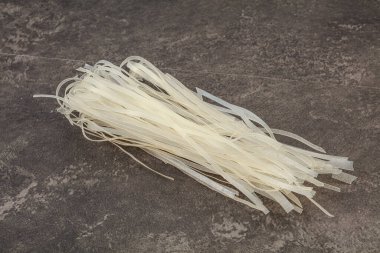 Kuru pirinç eriştesi pişirmeye hazır.