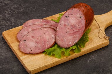 Baharatlı ve otlu füme jambon.