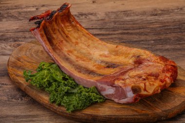 Baharatlı ve otlu domuz pirzolası.