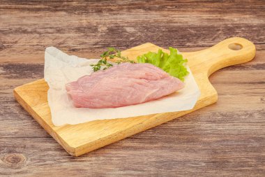 Pişirmek için çiğ hindi göğsü biftek.