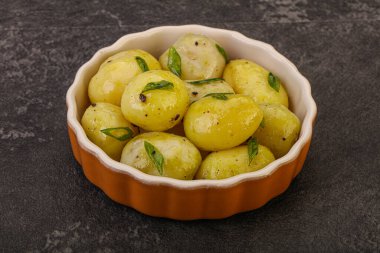 Kasede taze haşlanmış patates soğan servis edildi.