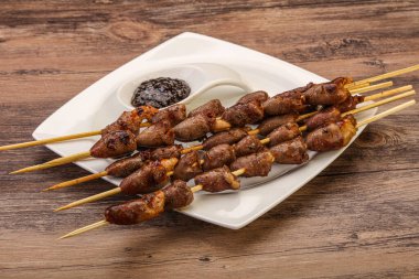 Asya mutfağı. Biber soslu tavuk kalbi şiş.