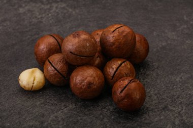 Kahverengi yakın plan Macadamia ceviz yığını.