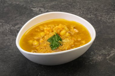 Füme et ve sebzeli bezelye çorbası.