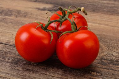 Kırmızı parlak olgun ve tatlı domates dalı