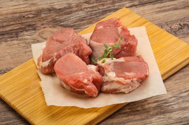 Pişirmek için çiğ domuz filetosu.