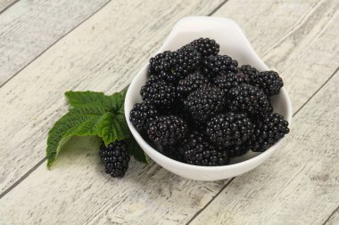 Tatlı, olgun, yapraklı Blackberry yığını