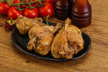 Tatlı ve baharatlı soslu tavşan yahnisi.