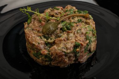 Kaparili çiğ tartar atıştırmalığı.