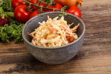 Lahana ve havuçlu vejetaryen lahana salatası.