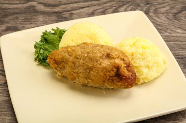 Patates püresiyle doğranmış etten çıtır tavuk pirzolası.