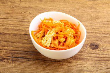 Havuçlu ve baharatlı Kore soya kuşkonmazı.