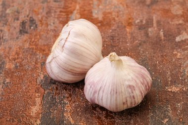 Taze ve lezzetli sarımsak izole edilmiş.