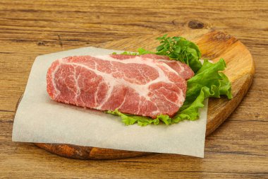 Izgara için çiğ domuz eti boyunlu biftek.