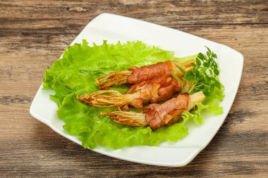 Kızarmış enoki mantarı ve domuz pastırması fesleğen yaprağı.