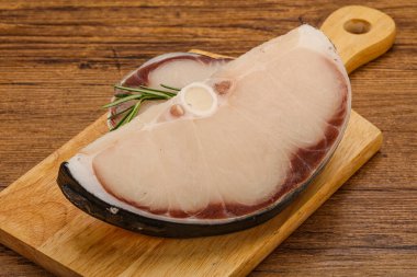 Çiğ köpekbalığı bifteği pişirmek için biberiye servis edilir.