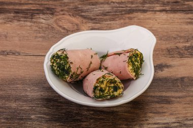 Peynirli ve sarımsaklı jambonlu sandviç.