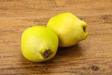 Tatlı olgun ve sulu ayva meyvesi