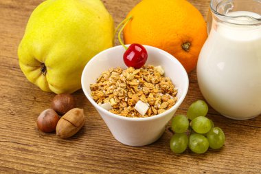 Organik granola ve sütle kahvaltı