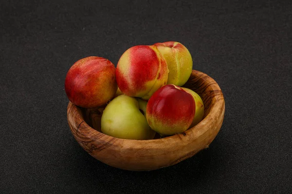 Dolci Piccole Pesche Verdi Nel Cestino — Foto Stock